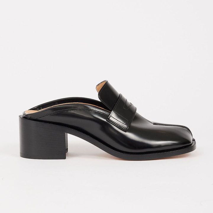 「タビ」ローファーミュール ヒール 5.5cm ¥181,500／MAISON MARGIELA