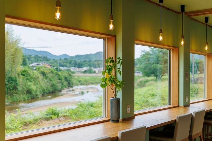 お芋スイーツで秋の気分を先取り♪ 倉庫を改装した信楽のリバーサイドカフェ「aoikuma」