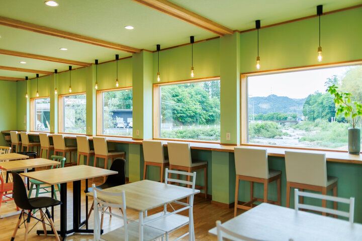 お芋スイーツで秋の気分を先取り♪ 倉庫を改装した信楽のリバーサイドカフェ「aoikuma」