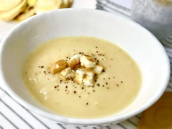 【画像】「垂水パースニップポタージュ」にクルトンと粗挽きブラックペッパーをトッピングした様子
