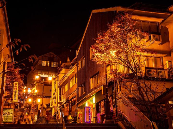 All About ニュース編集部が全国250人を対象に実施した「1人旅で行きたい温泉地に関するアンケート」の調査結果から、「1人旅で行きたい群馬県（草津・四万・伊香保・水上エリア）の温泉地」ランキングを発表！ 2位「伊香保温泉」を抑えた1位は？