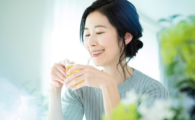 お茶を飲む女性