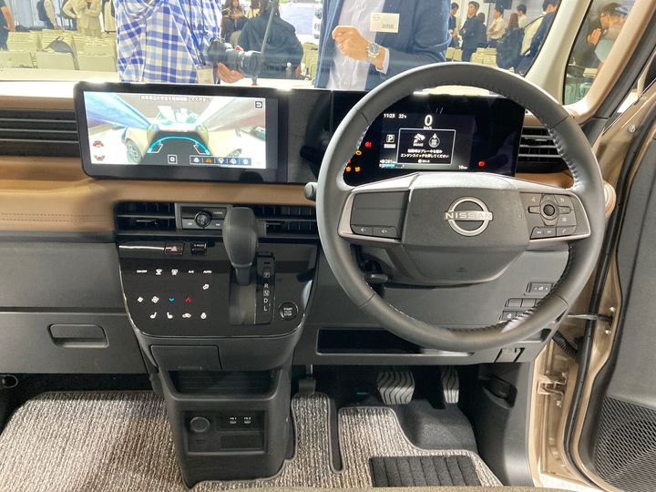 新型ルークスの運転席