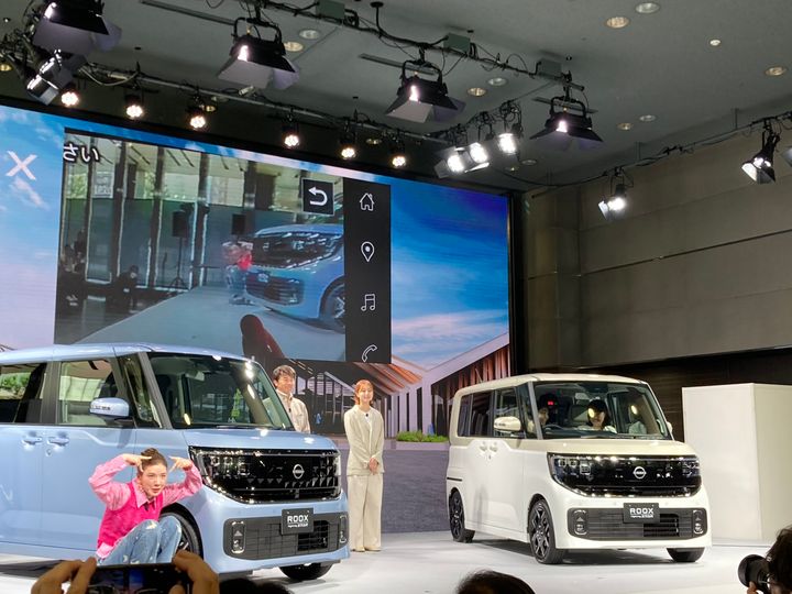 安全装備に関するデモンストレーション 左端には仲里依紗さん