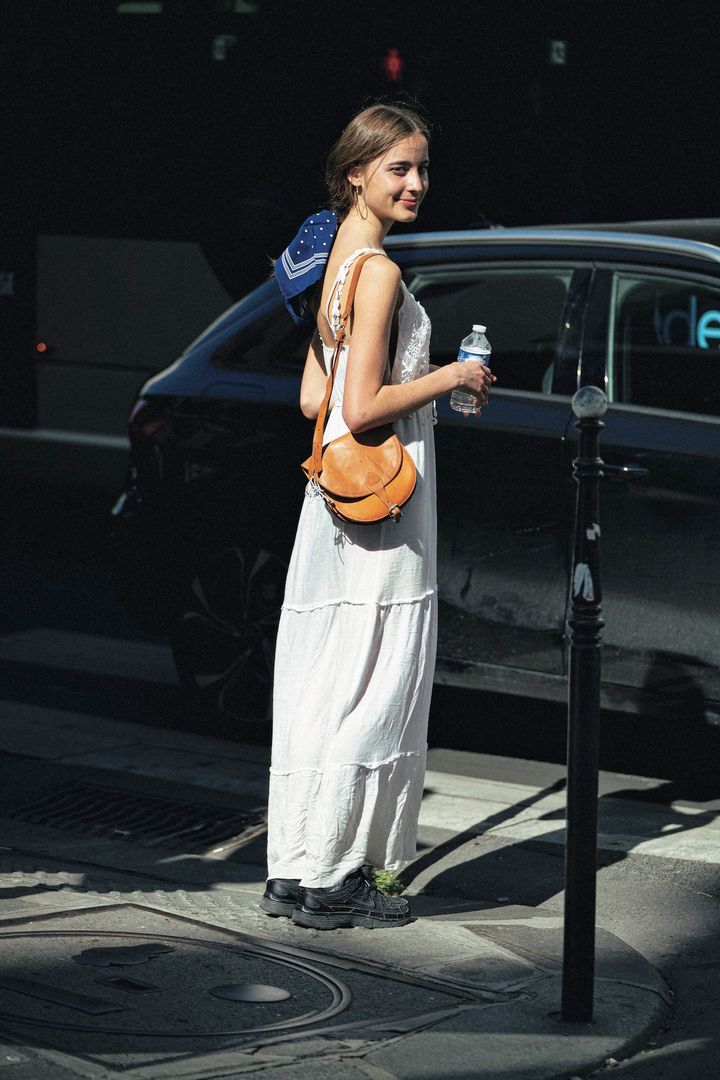 涼しそうでおしゃれなキャミワンピとボリューミーなスニーカーが好相性