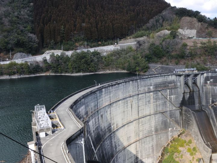 雄大な景色に溶け込み、私たちの生活を静かに見守るダム。All About ニュース編集部は「ダム（沖縄・九州地方）」に関する調査を実施しました。今回は、「好き＆行ってみたい宮崎県のダム」ランキングを発表します。2位「上椎葉ダム」を抑えた1位は？