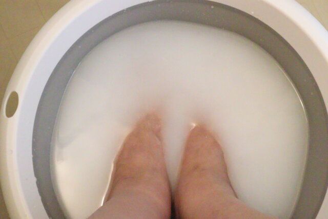 ダイソーの折り畳みたらい（10L）で足を洗う