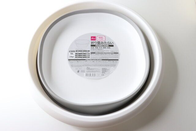 ダイソーの折り畳みたらい（10L）のパッケージ