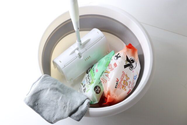 ダイソーの折り畳みたらい（10L）に掃除道具を入れる