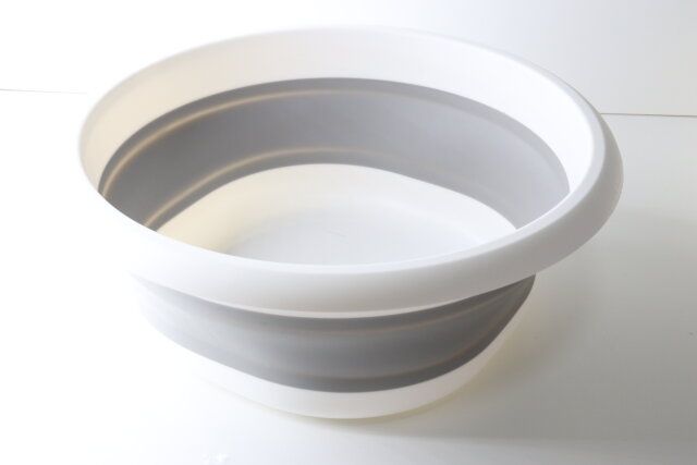 ダイソーの珍しい折り畳みたらい（10L）