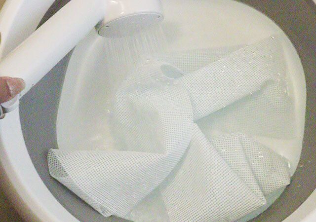 ダイソーの折り畳みたらい（10L）でボディタオルを洗う