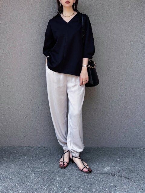 2025秋大人レディースモノトーンコーデ