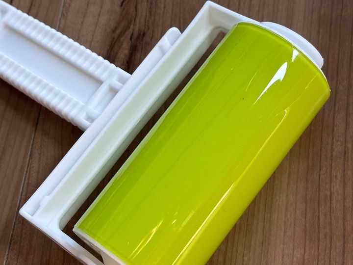 ロール部分が粘着ゲルになっている