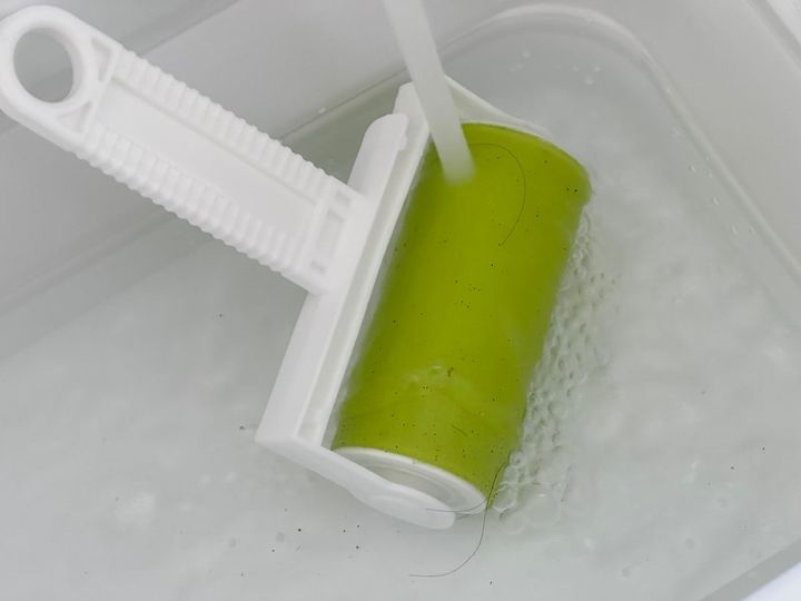 水で流すと汚れが取れる