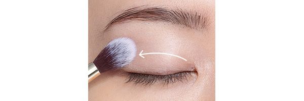 白のマットシャドウでふわふわコートして、くすみをキャンセル