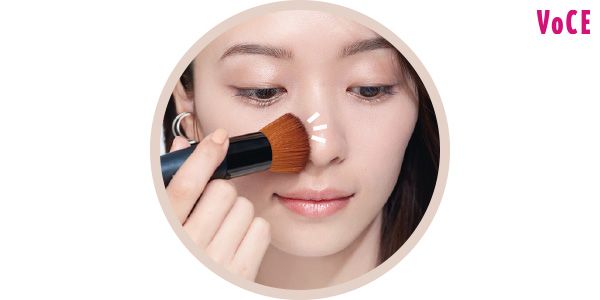 小鼻は……ブラシのエッジを使って、クルクルといろんな方向に軽く動かし、毛穴に入れ込むようにオン。