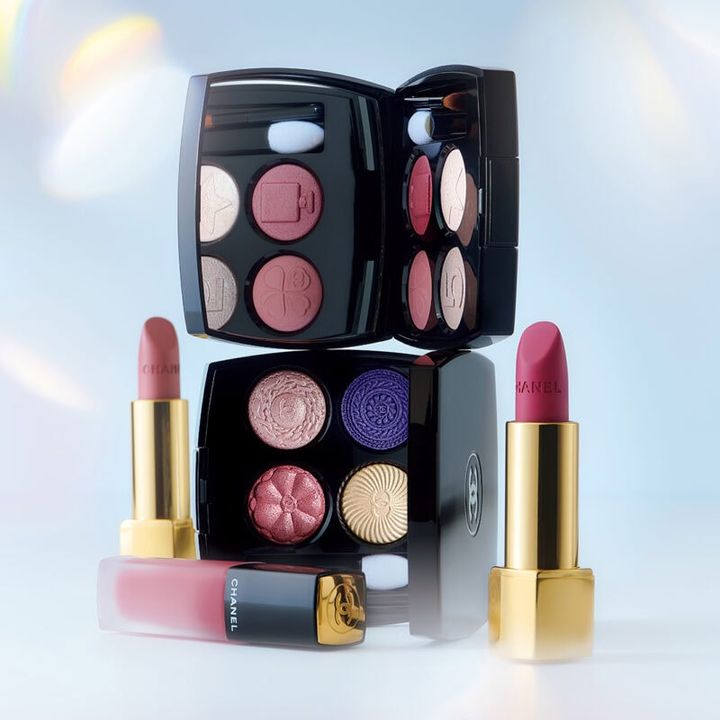 アイパレット上から：レ キャトル オンブル ブトン 209、同 239 各¥11,880 ※限定、リップ右から：ルージュ アリュール ヴェルヴェット 79、ルージュ アリュール リクィッド ヴェルヴェット 242、ルージュ アリュール ヴェルヴェット 77 各¥6,270（すべてシャネル）