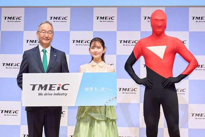 株式会社TMEIC代表取締役 取締役社長・川口章氏、畑芽育、TMEICマン