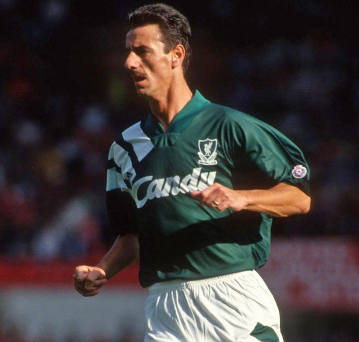 男女日本代表が所属のプレミアリーグ名門、新ユニフォームは色とエンブレムが「懐かしの90年代」を彷彿