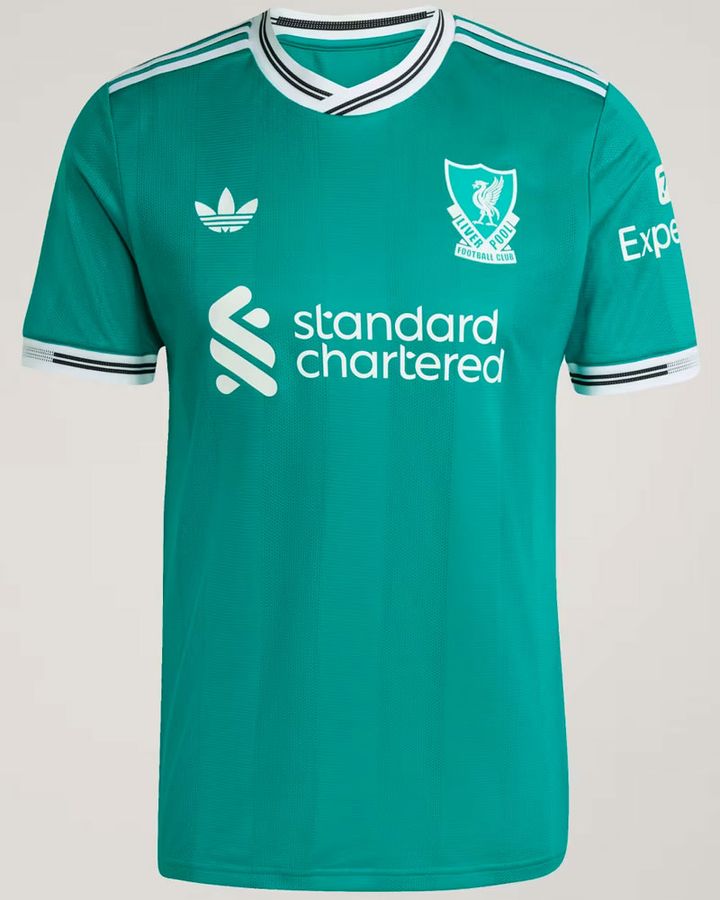 男女日本代表が所属のプレミアリーグ名門、新ユニフォームは色とエンブレムが「懐かしの90年代」を彷彿