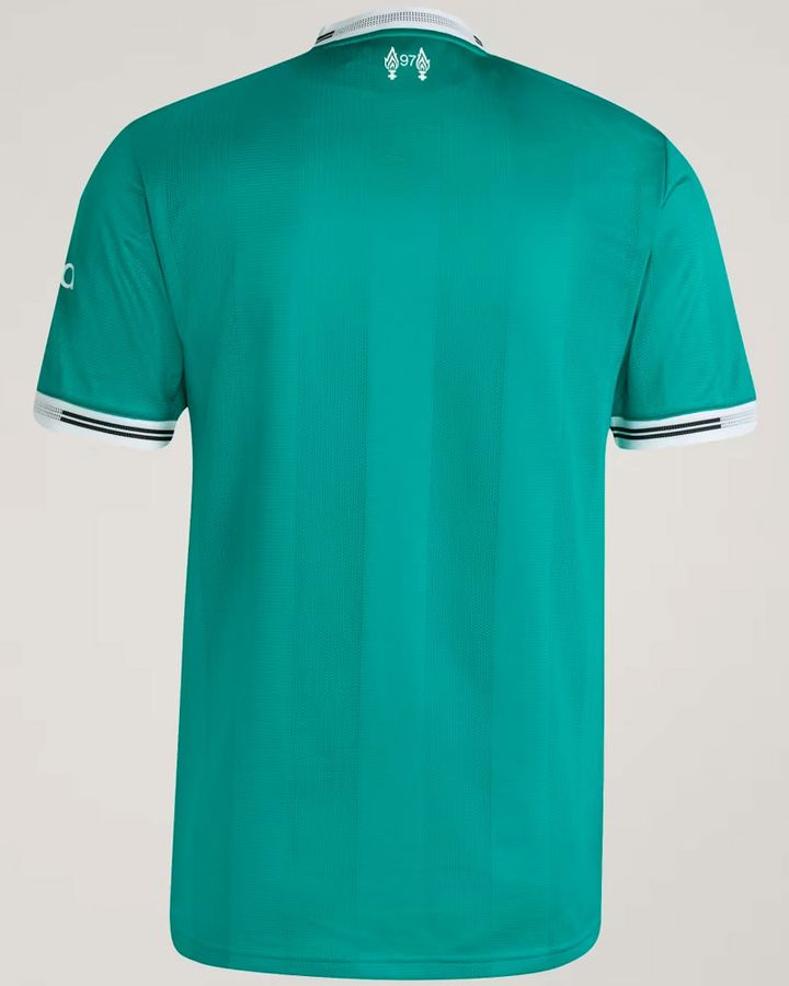 男女日本代表が所属のプレミアリーグ名門、新ユニフォームは色とエンブレムが「懐かしの90年代」を彷彿