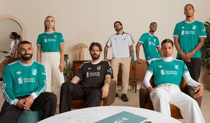 男女日本代表が所属のプレミアリーグ名門、新ユニフォームは色とエンブレムが「懐かしの90年代」を彷彿