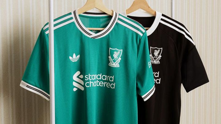 男女日本代表が所属のプレミアリーグ名門、新ユニフォームは色とエンブレムが「懐かしの90年代」を彷彿