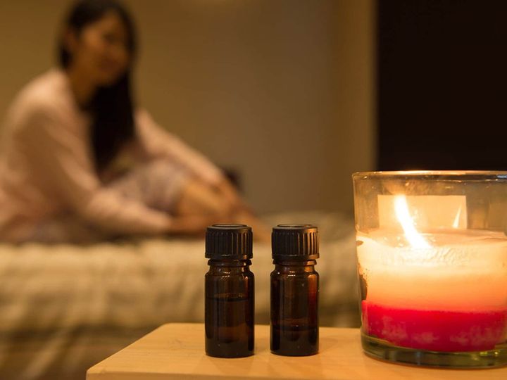 気温が高いこの季節、夜の寝苦しさに悩んでいる人も少なくないはず。そこで役立つのがアロマです。この記事では、寝室にアロマを導入する方法と、タイプ別・おすすめのブレンドを紹介します。