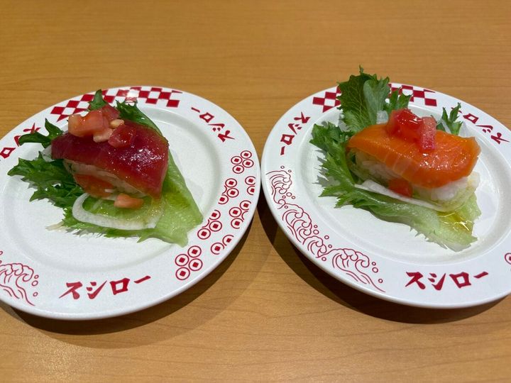 スシロー 左：新・まぐろのサラダ寿司 右：新・サーモンのサラダ寿司 