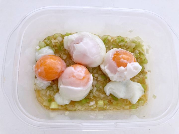 ねぎ塩だれの中に温泉卵を入れる