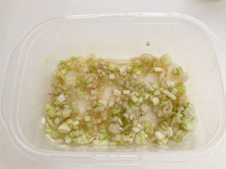 密閉容器にねぎ塩だれを入れて混ぜる