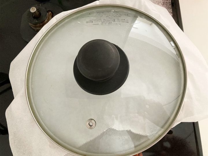 キッチンペーパーと鍋フタでしっかりフタをする