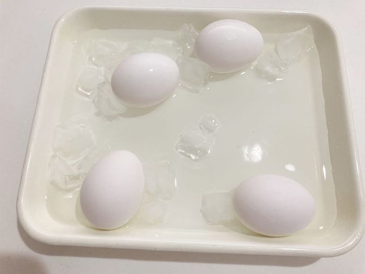 茹でた卵を氷水につける