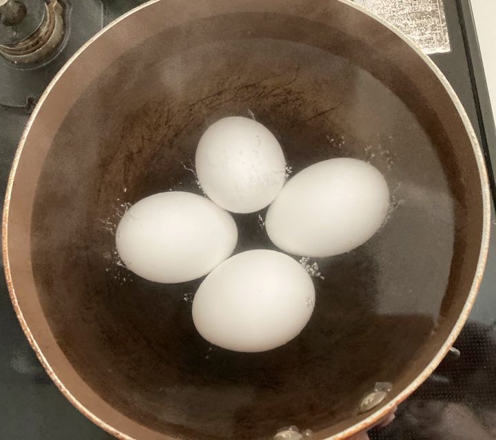 温泉卵を作るために卵を茹でる