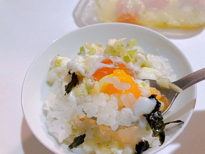 温泉卵のねぎ塩漬けとご飯をすくったところ