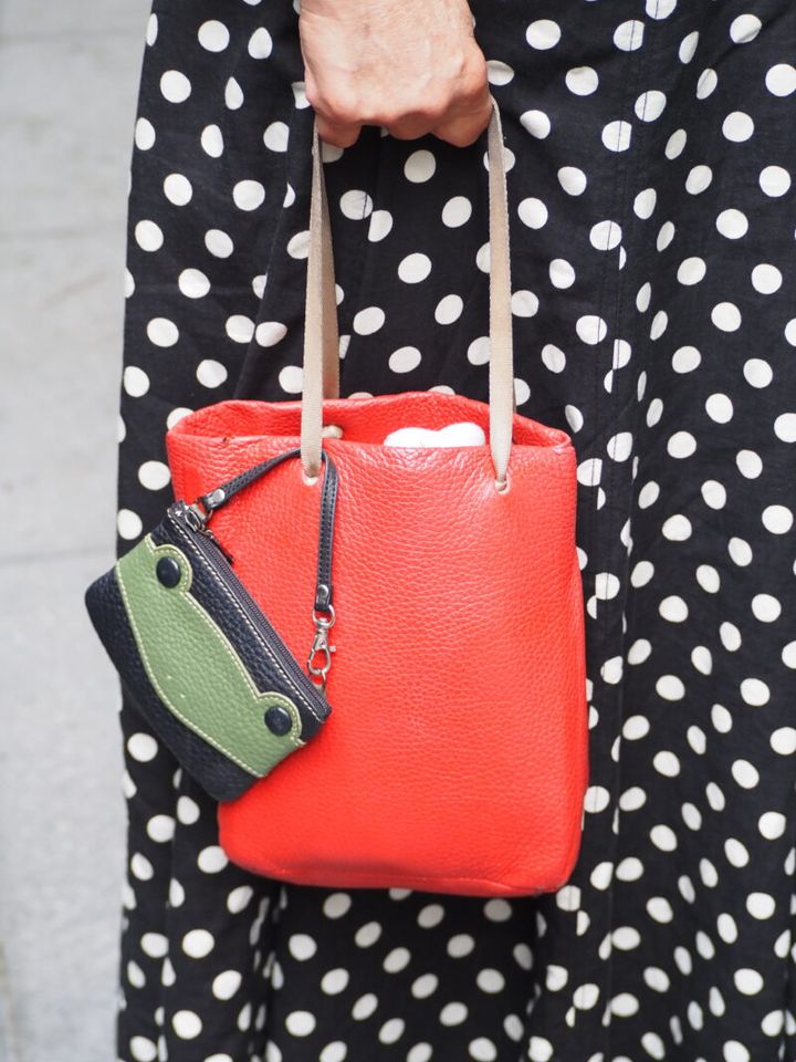 赤いレザーバッグ