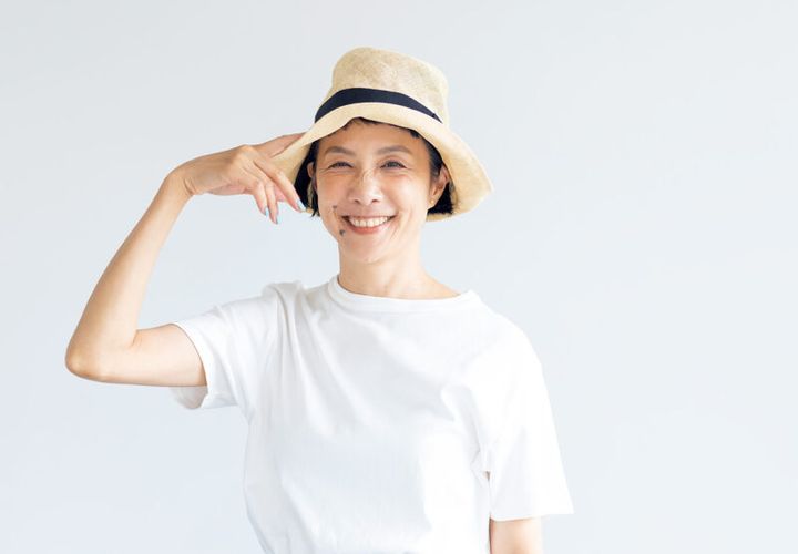 「くしゃっと畳んでも型くずれしないのでバッグにしのばせておけるし、私の頭にフィットするので夏の必需品です」