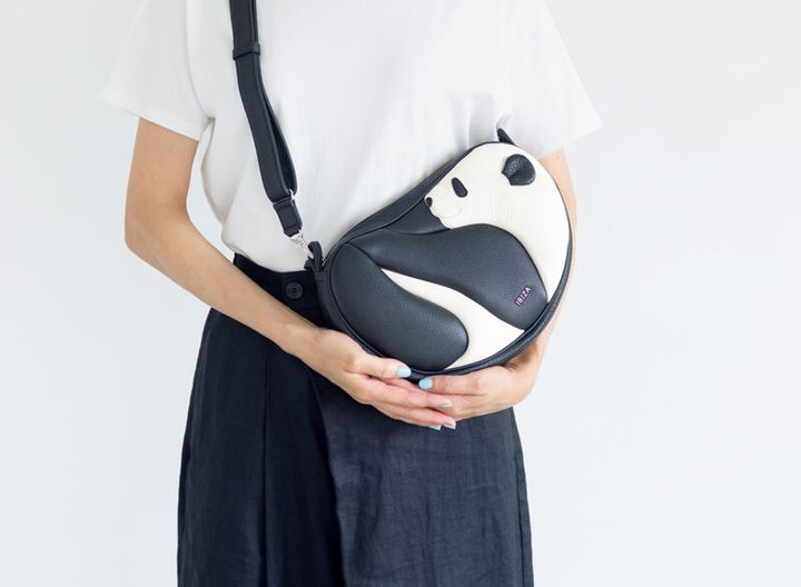 パンダ好きで知られるはなさん。 「イビザ」のパンダバッグは上質なレザーで、インパクト大。長財布も入る大きさ。