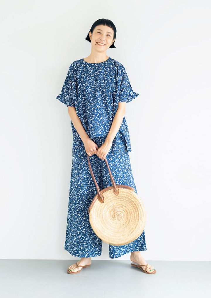 セットアップはこの夏に買った「アラクリィティー コロニー」。さらっとした綿素材で心地よく、袖のフリルがチャームポイント。