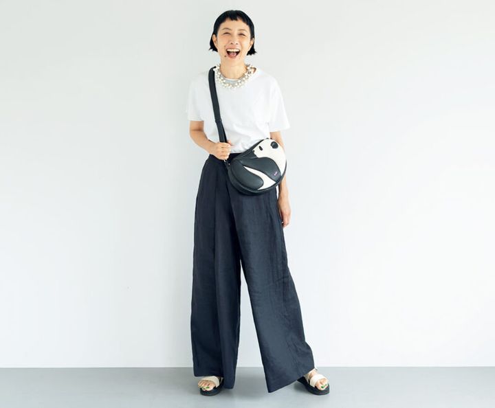 「ハイク」のパンツは、さらっとしていて涼しいリネン素材。「落ち感がよく、センタープレス入りで、「シンゾーン」の定番白Tをインすればきれいめに仕上がります」。