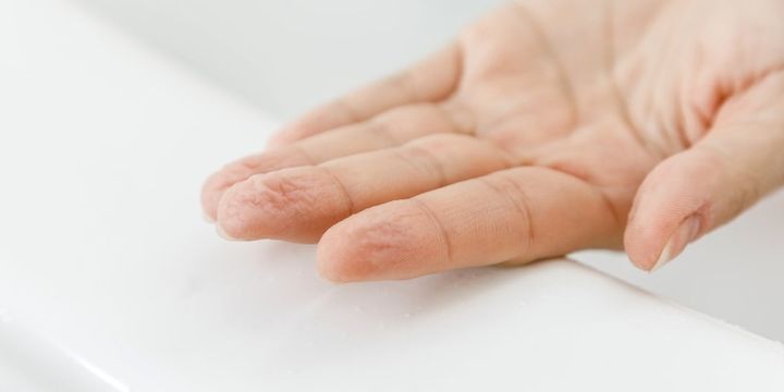 長時間水に浸かると指にシワが寄る理由とは？