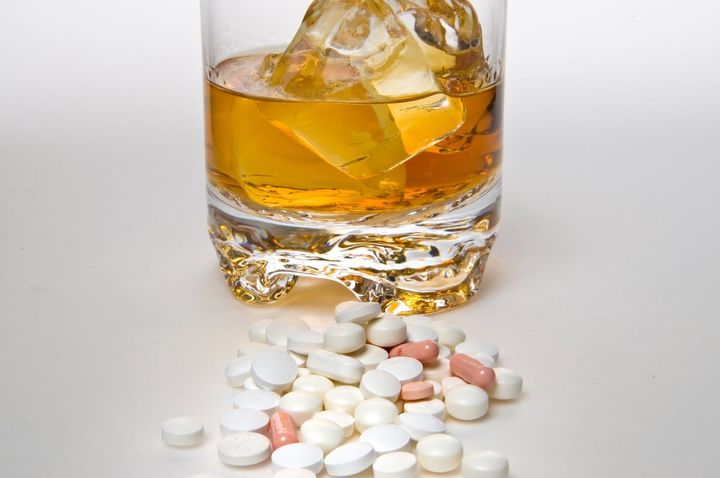 飲酒後に誤って薬を飲んだ場合のリスクとは？（画像はイメージ）