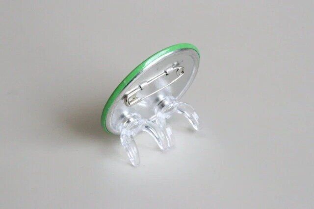 缶バッジマグネットスタンド 2P 使用例