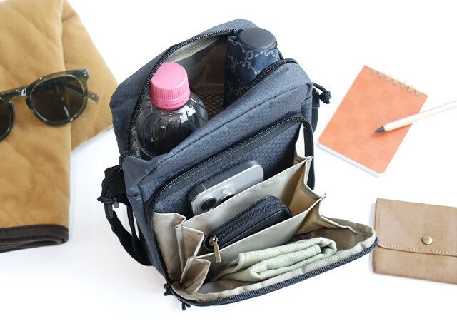 Coleman［コールマン］じゃばらポケット付きショルダーバッグ