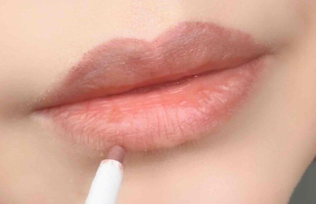 ベースの時点でオーバーリップに輪郭をとる