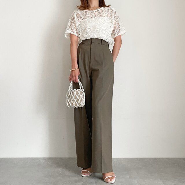 【Day2】コードレーストップスの白×パンツのオリーブで大人配色スタイル