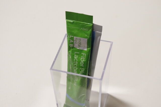 ダイソーのクリアシンプルケース ペンスタンドミニはスティック状のサプリやスティックシュガーの収納にぴったり