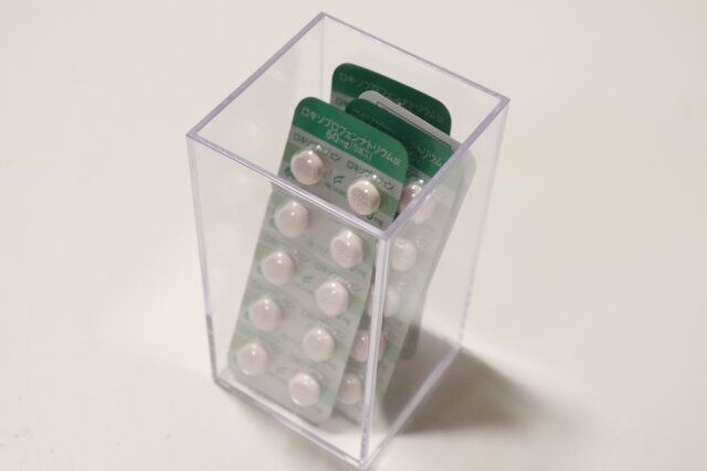 ダイソーのクリアシンプルケース ペンスタンドミニはお薬シートの収納にぴったり