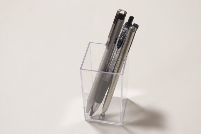 ダイソーのクリアシンプルケース ペンスタンドミニにペンを収納した様子