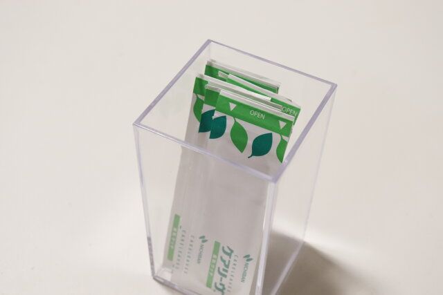 ダイソーのクリアシンプルケース ペンスタンドミニは絆創膏の収納にぴったり